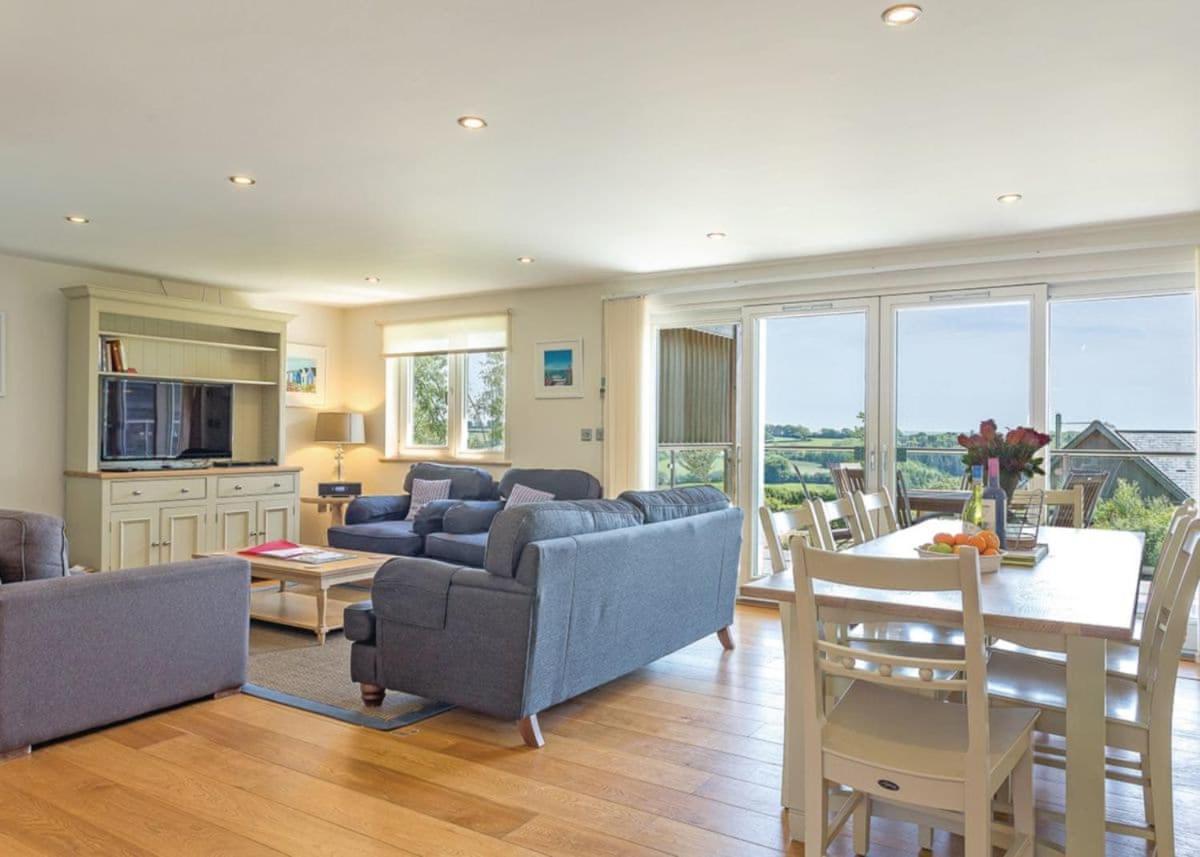 Swandown Lodges Chard Exterior photo