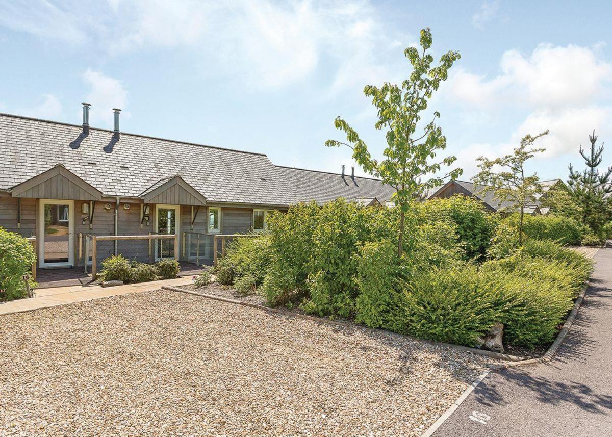 Swandown Lodges Chard Exterior photo